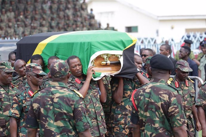 Féretro con los restos del presidente tanzano John Magufuli