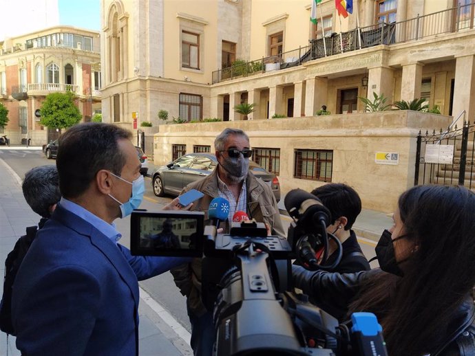 El portavoz de la mesa en defensa del ferrocarril de Almería, José Carlos Tejada, atiende a los medios