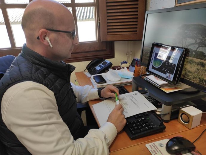 El edil de Playas de Mijas (Málaga), José Carlos Martín, durante una reunión telemática