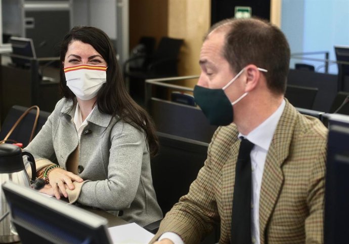 La portavoz adjunta de Vox, Macarena Olona (i), y el diputado de la formación Víctor González durante una comisión en el Congreso