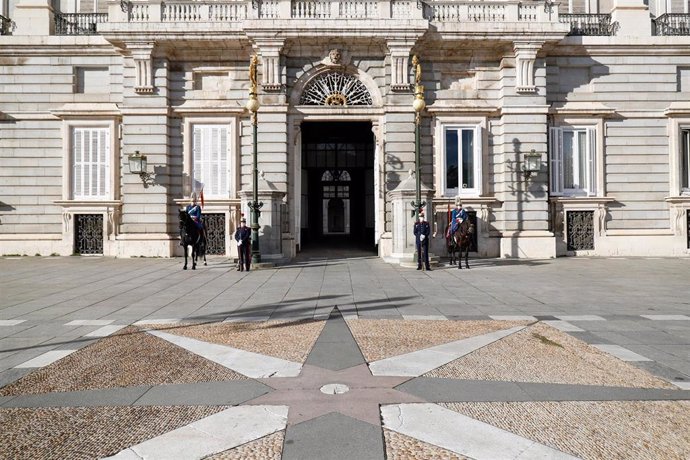 Archivo - Soldados de la Guardia Real durante un cambio de guardia, en el Palacio de Oriente, en Madrid 