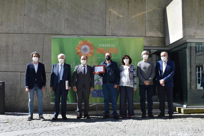 El rector de la Universidade de Santiago de Compostela (USC), Antonio López, junto a los finalistas del XXI Premio de Desenvolvemento Rural convocado junto al Grupo Aresa.