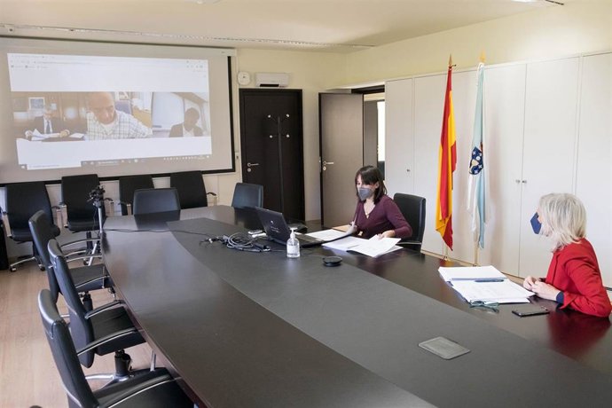 La conselleira de Emprego e Igualdade, María Jesús Lorenzana, se reúne por videoconferencia con representantes del diálogo social