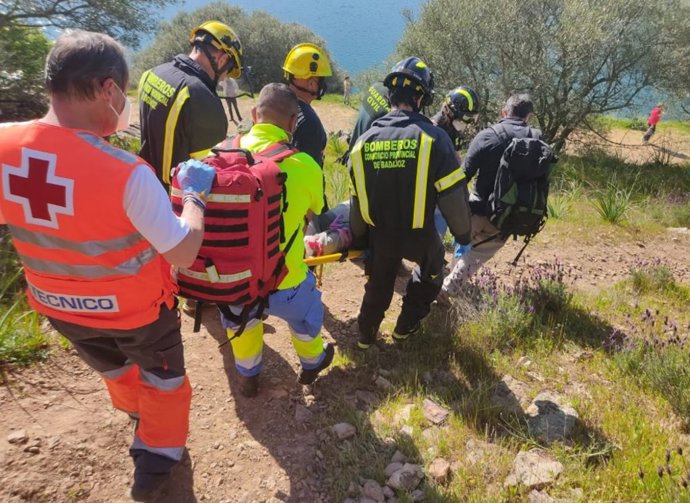 Un escalador es atendido tras sufrir un accidente deportivo en Alange (Badajoz)