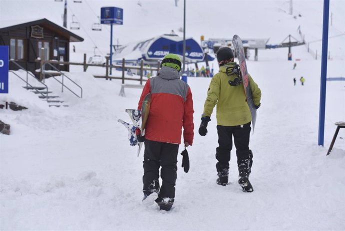 Archivo - Esquiadores en una estación de esquí