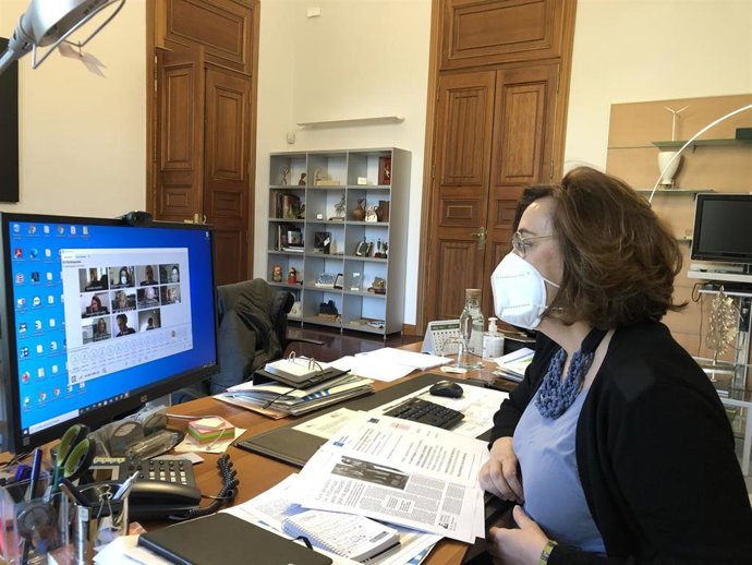 La presidenta de la Diputación de Palencia saluda a los participantes n el curso sobre remanentes.