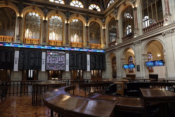 Interior del Palacio de la Bolsa en Madrid (España).