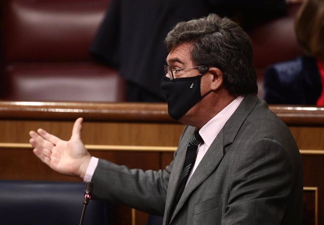El ministro de Inclusión, Seguridad Social y Migraciones, José Luis Escrivá, interviene durante una sesión de Control al Gobierno en el Congreso