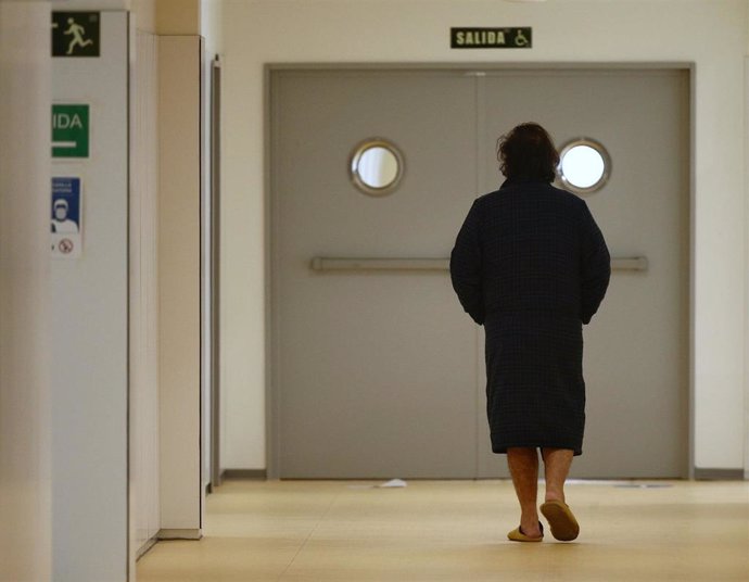 Archivo - Un enfermo camina por el pasillo del Hospital de Emergencias Isabel Zendal, Madrid (España), a 20 de enero de 2021. El hospital, inaugurado el pasado 1 de diciembre, ha superado ya los 801 pacientes de COVID-19 y los ingresados en la Unidad de