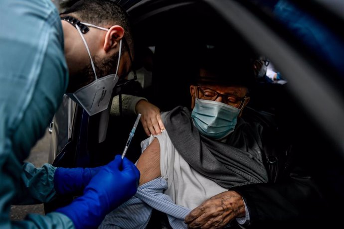 04 March 2021, Italy, Milan: Ahealth worker administers a dose of  COVID-19 vaccine to an elderly woman, at the premises of Baggio Military Hospital in Milan. Photo: Claudio Furlan/LaPresse via ZUMA Press/dpa