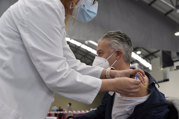 Una sanitaria vacuna a una hombre en el Instituto Ferial de Vigo (Ifevi), en Pontevedra, Galicia (España), a 13 de marzo de 2021.