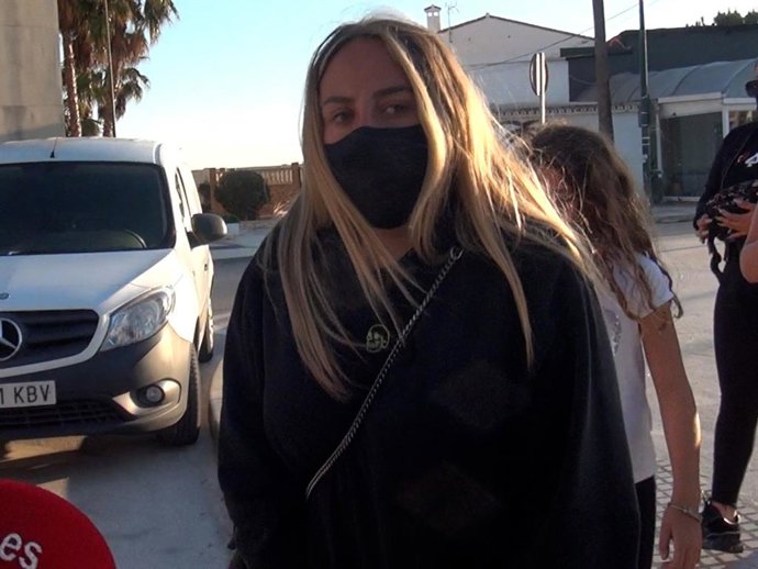 Rocío Flores se encuentra con sus amigas en un bar de Málaga