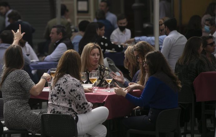 Personas en la terraza de un bar en Sevilla (Andalucía, España), a 12 de marzo de 2021.