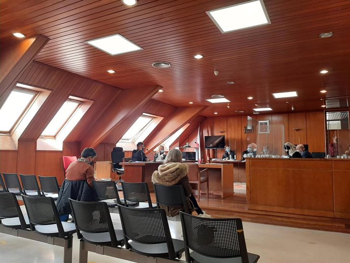 El exalcalde de Astillero Carlos Cortina junto a la empleada municipal en el juicio contra ambos, por presunta prevaricación, tráfico de influencias y malversación