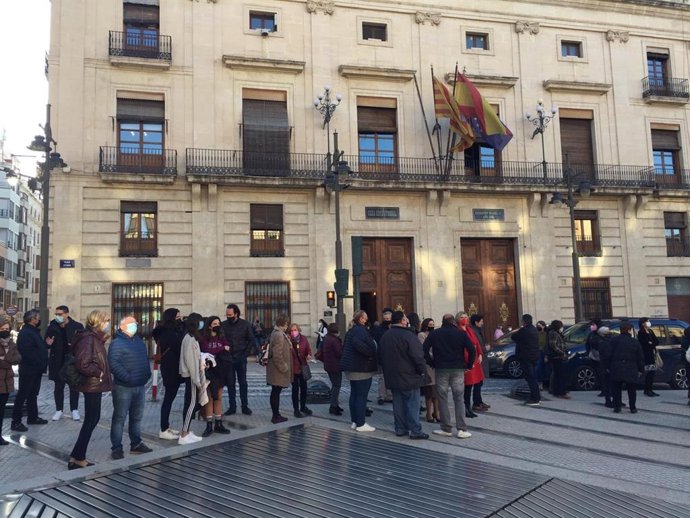 Vecinos de Alcoi se concentran por el apuñalamiento de una madre y sus hijos, que evolucionan bien