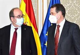 El ministro de Política Territorial y Función Pública, Miquel Iceta, y el presidente de la Federación Española de Municipios y Provincias (FEMP) y alcalde de Vigo, Abel Caballero.