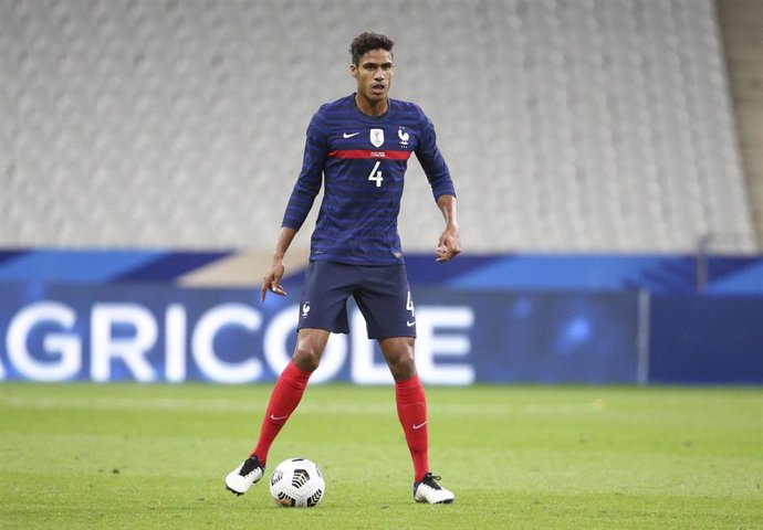 Archivo - Raphael Varane durante un partido con la selección francesa