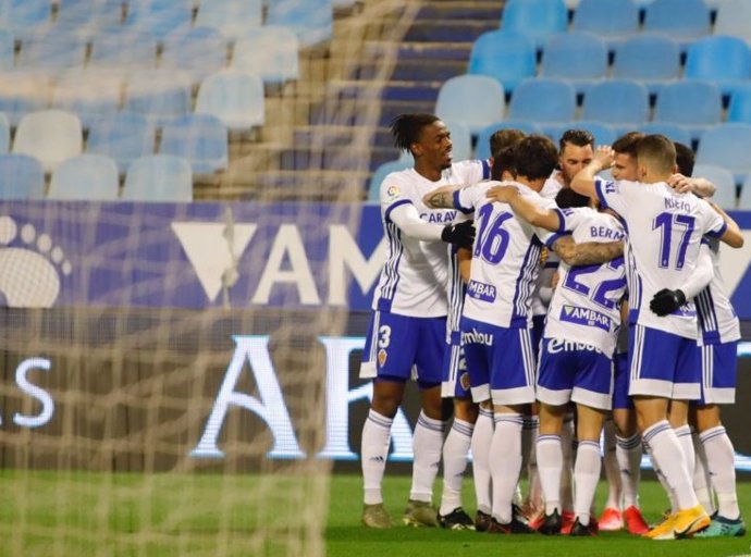 Los jugadores del Zaragoza celebran su gol ante el Mirandés en La Romareda