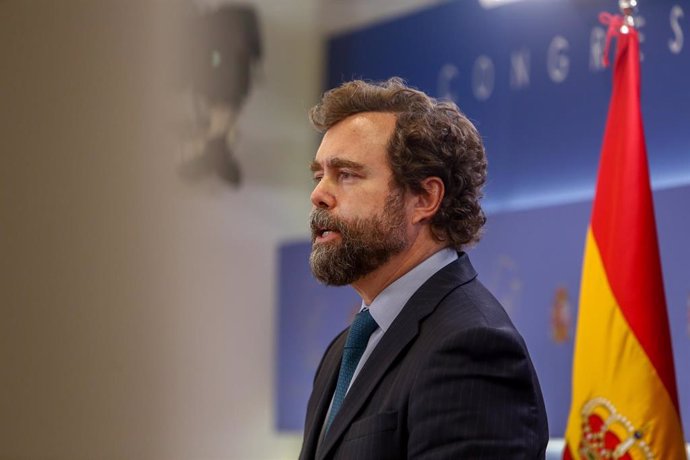 El portavoz de Vox en el Congreso, Iván Espinosa de los Monteros, interviene en una rueda de prensa posterior a la Junta de Portavoces en el Congreso de los Diputados, en Madrid (España), a 9 de marzo de 2021.