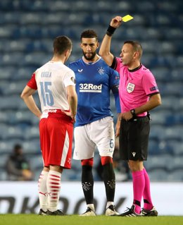 Ondrej Kudela recibe una tarjeta amarilla durante el Glasgow Rangers-Slavia Praga de vuelta de octavos de la Liga Europa 2020-2021