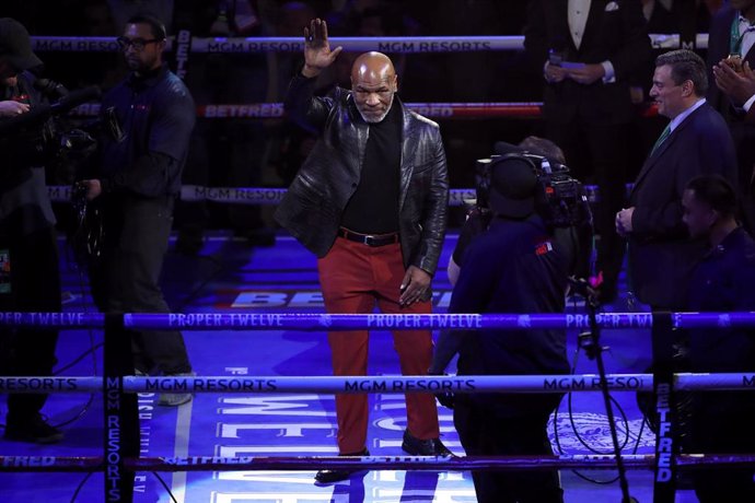 Archivo - Mike Tyson saluda durante una velada de boxeo