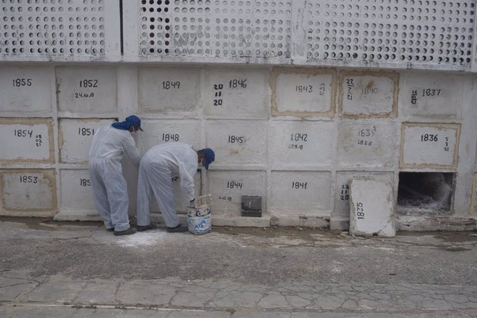 18 March 2021, Brazil, Rio de Janeiro: Grave workers bury a coronavirus (Covid-19) victim at the Iraja cemetery. According to the latest figures, 90,000 new infections were reported within 24 hours, as well as around 3,000 deaths related to the virus. P