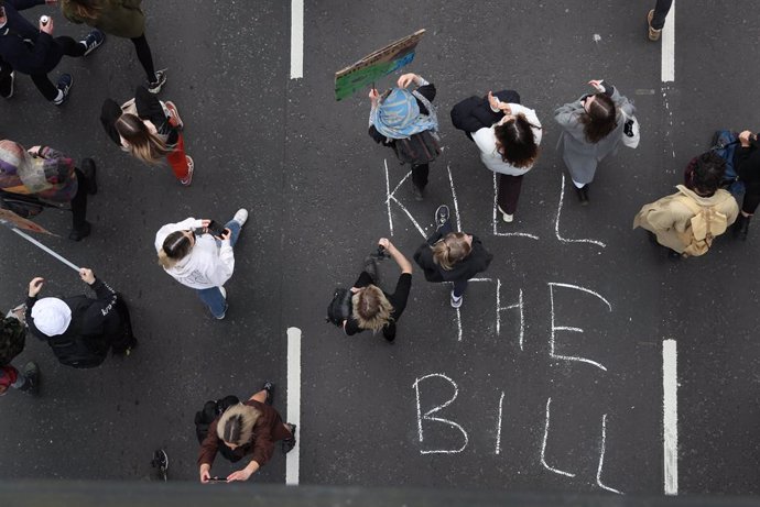 21 March 2021, United Kingdom, Bristol: People take part in the Kill the Bill protests against the Government's controversial Police and Crime Bill. Photo: Andrew Matthews/PA Wire/dpa