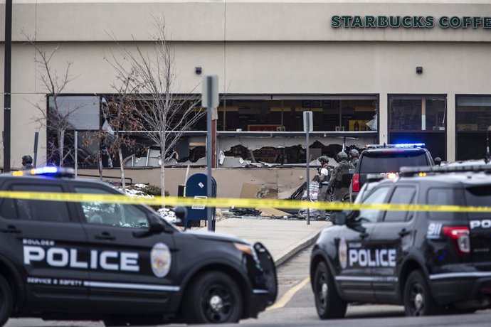 Ventanas rotas en una tienda de comestibles King Soopers después de un tiroteo el 22 de marzo de 2021 en Boulder, Colorado.