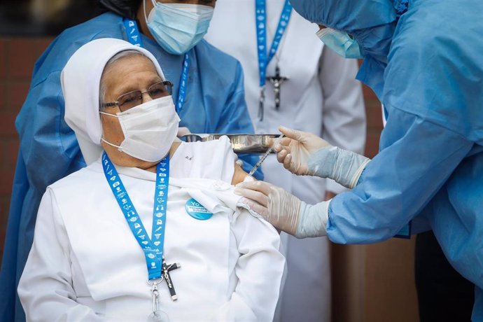 Una enfermera peruana recibe la vacuna contra la COVID-19.