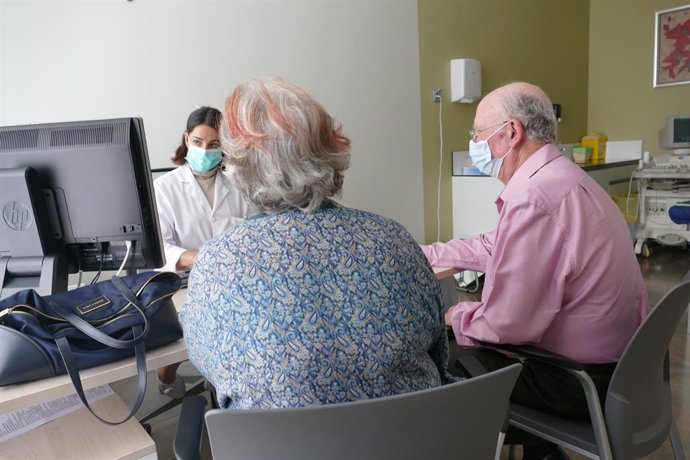 Archivo - Pacientes durante su consulta de cardiología