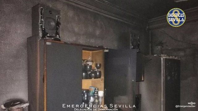 Dos fallecidos de avanzada edad en Sevilla en el incendio de una vivienda en la calle Carlos Infante