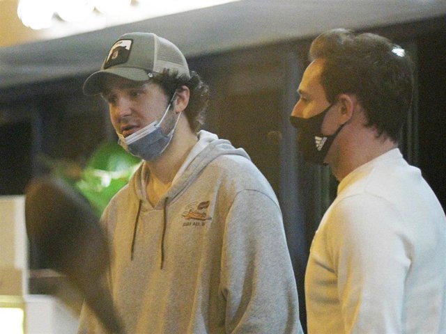 Froilán, muy relajado en la puerta de un restaurante