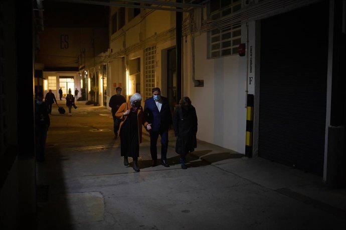 El líder de ERC Oriol Junqueras (c) habla con la candidata de la CUP a la Presidencia de la Generalitat, Dolors Sabater (i) y con la número 3 de la CUP a las elecciones catalanas, Eulalia Reguant, antes de una rueda de prensa de Pere Aragons sobre las 