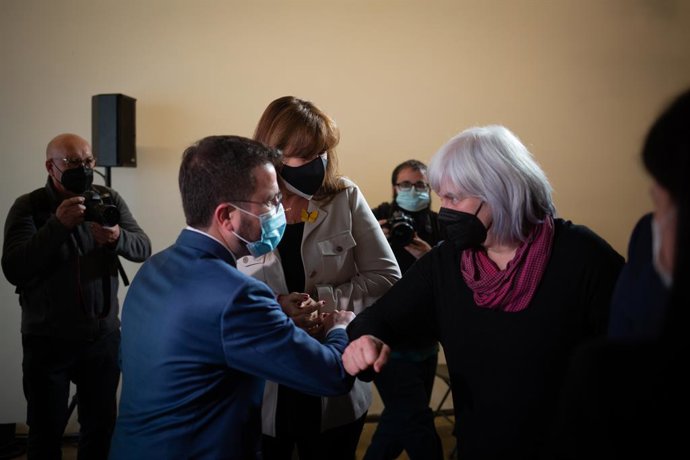 El vicepresident en funcions de la Generalitat, Pere Aragons, saluda la líder de la CUP al Parlament, Dolors Sabater, en una imatge d'arxiu.