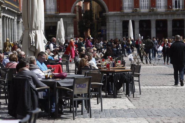 Archivo - Bar, bares, gente, personas, persona, turismo en Madrid, turistas, turista, terraza, terrazas, salir, tomar algo, tomando algo, beber, bebiendo, comer, comiendo, Plaza Mayor