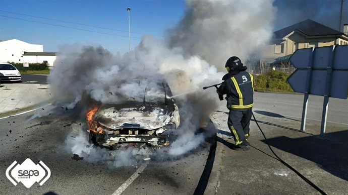 Incendio de un turismo en Jarrio.