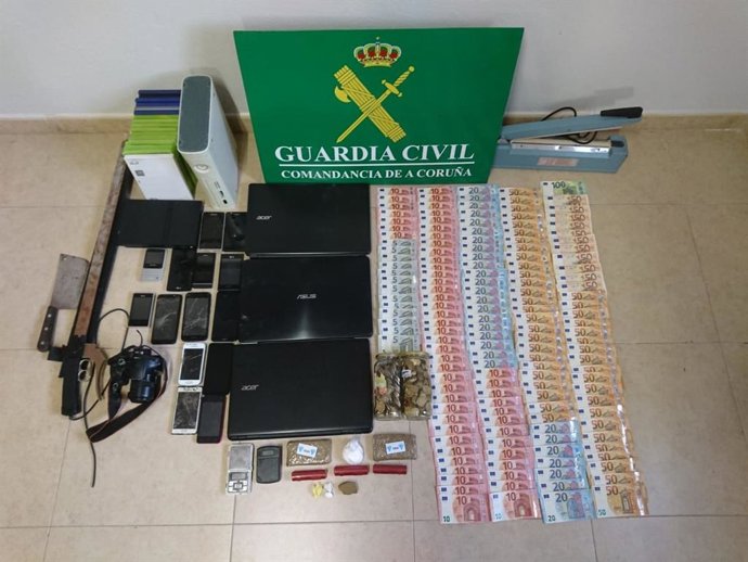 Efectos intervenidos en un punto de venta de sustancias estupefacientes desarticulado por la Guardia Civil en la localidad de Fisterra.