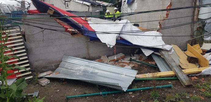 Archivo - Imagen de recurso de la demolición de una infravivienda en la Cañada Real