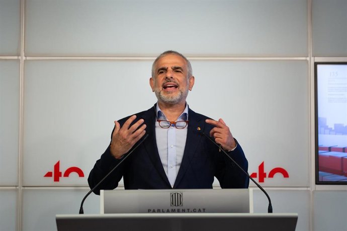 El líder de Cs en Catalunya, Carlos Carrizosa, responde a los medios tras una reunión con la entidad Societat Civil Catalana, en el Parlament de Catalunya, en Barcelona, Catalunya (España), a 16 de marzo de 2021. 