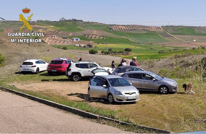 Vehículos en la casa desalojada por la Guardia Civil en Albarreal de Tajo en la que había 65 personas