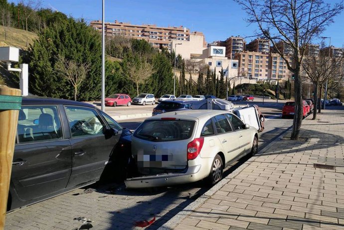 Accidente por alcance entre dos turismos que colisionaron con otro que estaba estacionado en la calle Ciudad de la Habana de Valladolid.