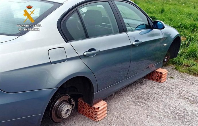 Uno de los coches a los que sustrajeron las ruedas
