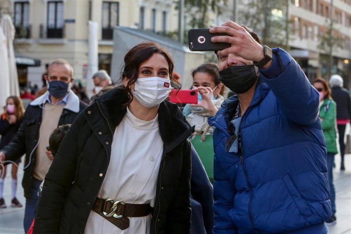 La presidenta de la Comunidad de Madrid y candidata a la reelección, Isabel Díaz Ayuso, en el distrito de Salamanca