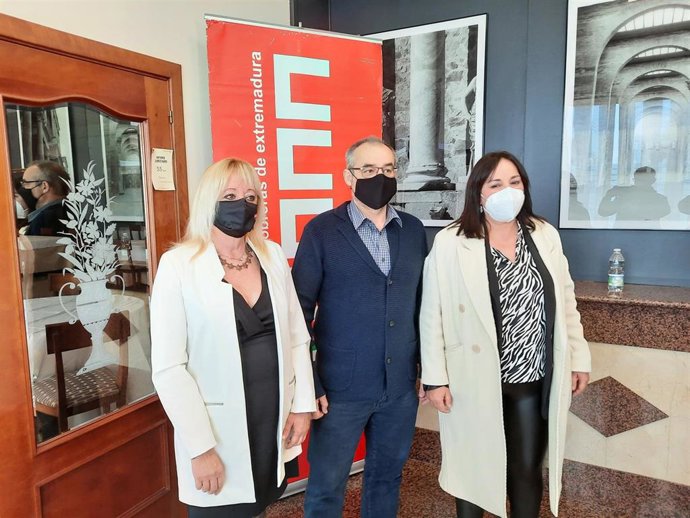 La secretaria general de CCOO Extremadura, Encarna Chacón; el secretario nacional de la Federación de Servicios de CCOO, José María Martínez, y la secretaria de la Federación de Servicios de CCOO Extremadura, Tina Tarriño, en declaraciones a la prensa