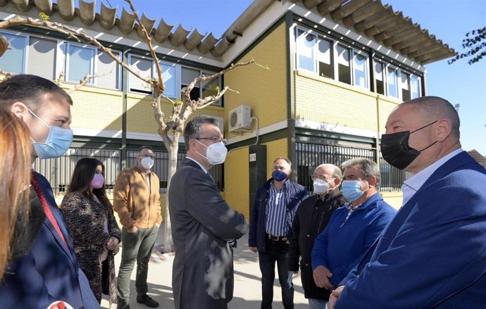 El alcalde de Murcia, José Ballesta, junto al concejal de Pedanías y Barrios, Marco Antonio Fernández, y la concejal de Educación y Escuelas Infantiles, Belén López, presenta el plan