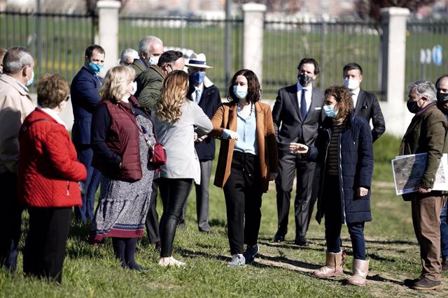 La presidenta de la Comunidad de Madrid, Isabel Díaz Ayuso en el Parque de la Alhóndiga, Getafe