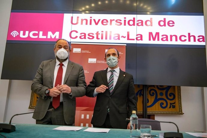 Firma de un convenio entre el rector de la UCLM, Julián Garde, y el presidente de las Cortes de C-LM, Pablo Bellido