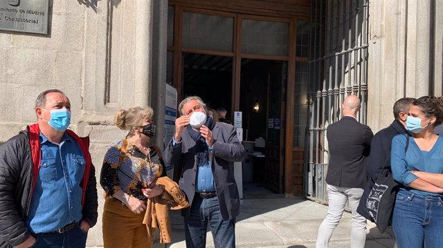 El portavoz del PSOE en el Ayuntamiento de Madrid, Pepu Hernández, junto a la nieta de Francisco Largo Caballero, Sonia Largo.