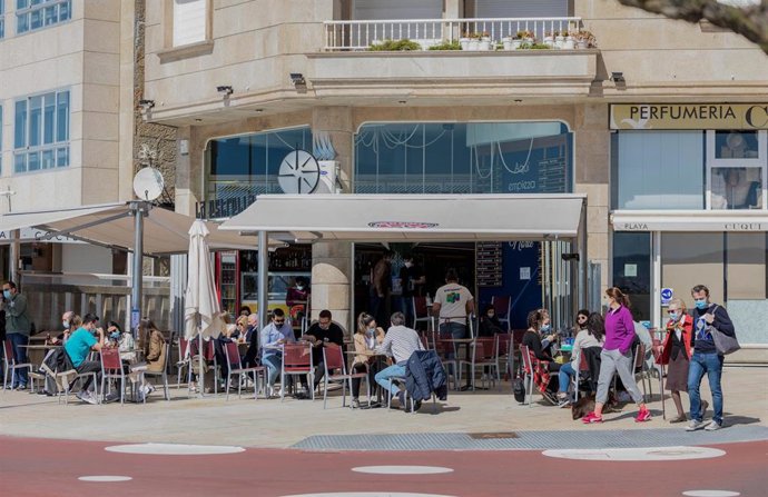 Varias personas en una terraza de un bar de Sanxenxo, Pontevedra, Galicia (España)