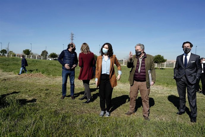 La presidenta de la Comunidad de Madrid, Isabel Díaz Ayusoen el Parque de la Alhóndiga, Getafe,